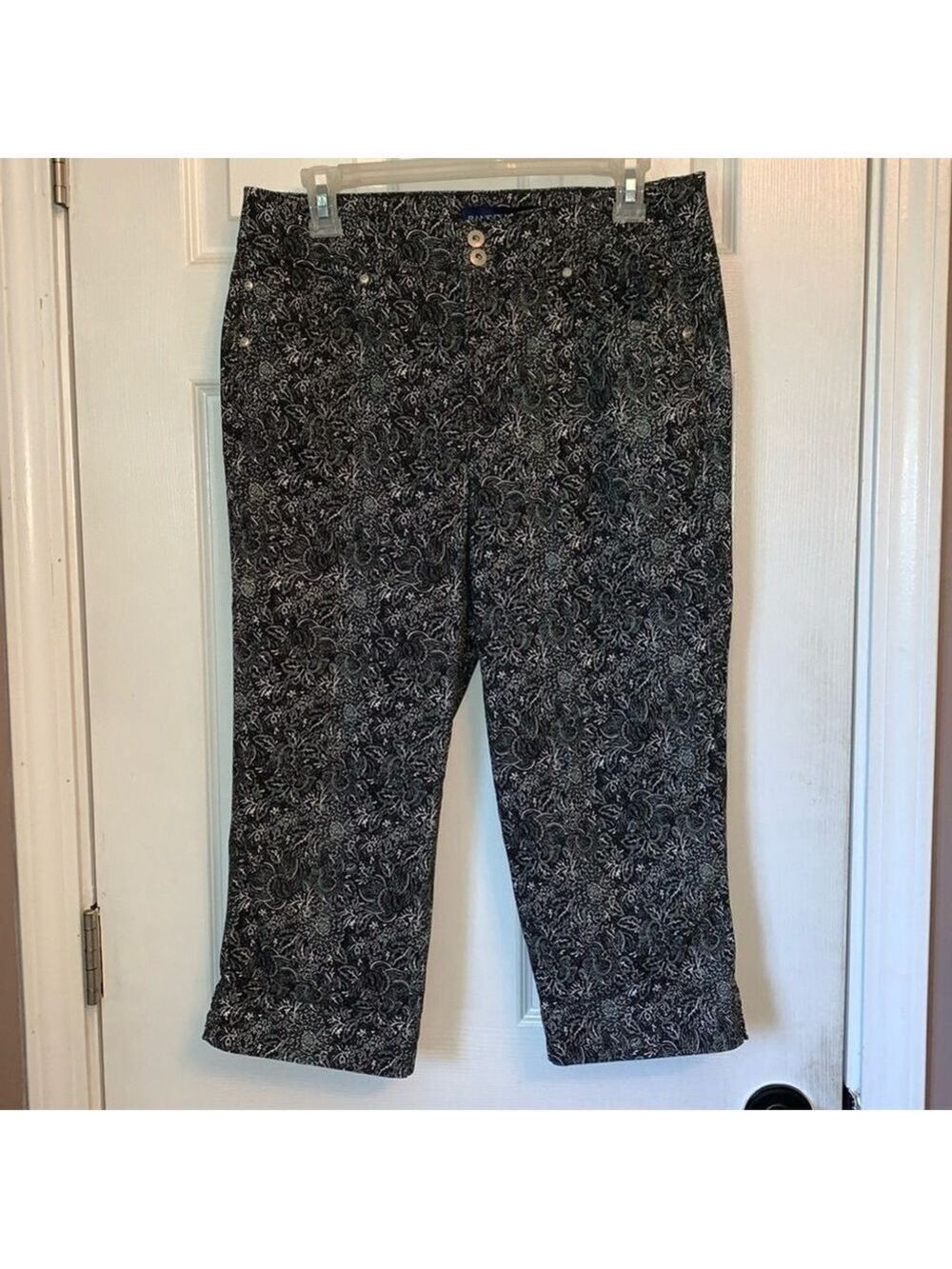 Bandolinoblu black and white floral pattern cotton blend capris size 8